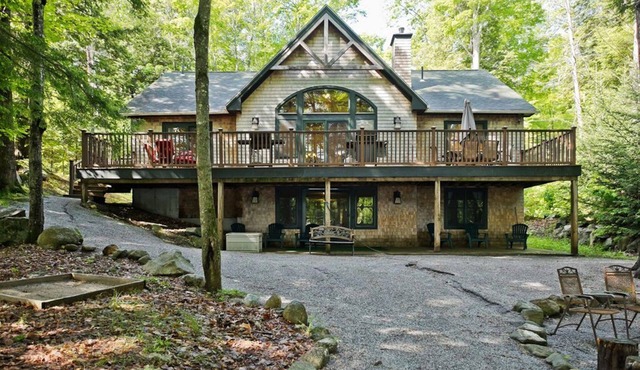 Private, spacious lakefront home: mooring & floating dock & walk to quaint town
