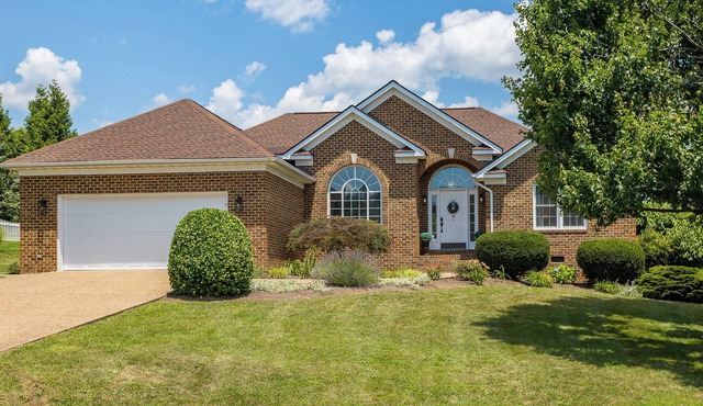Private + spacious! Mins to JMU and Massanutten! Firepit, jet tub, games +grill!