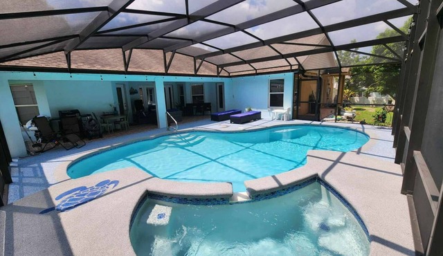 Private Spacious Room in Home, with Pool-The Oasis Room