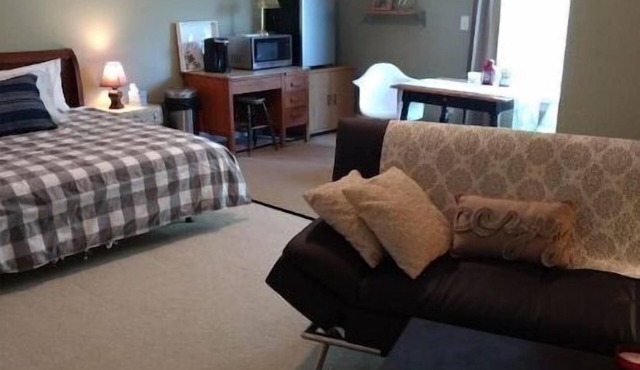 Private, Spacious Studio Apartment, Bathroom