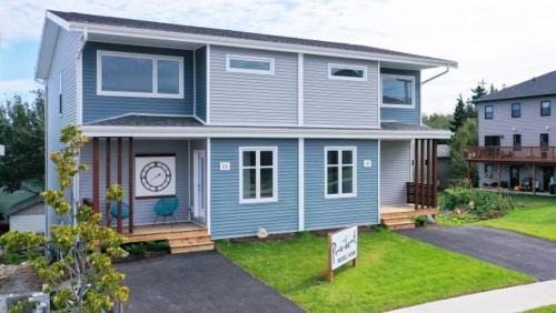 Private Spacious Walkout Suite Near Downtown