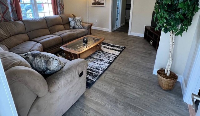 Private stay, sleeps 6, w/large yard, back deck, near Hwy 44, Rolla, St. James,