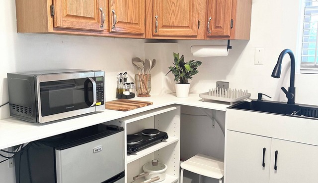 Private studio, Bedroom, living and bathroom, close to train to NY. Pet friendly