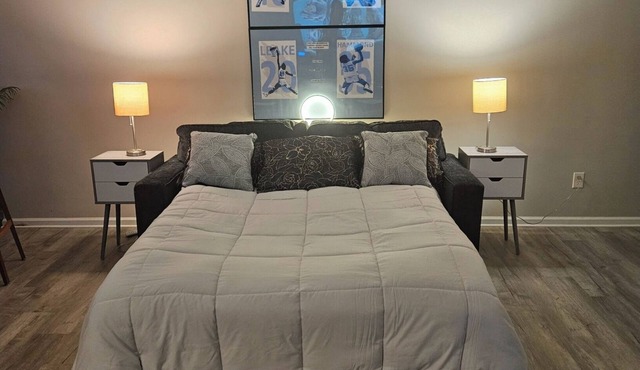 Private Studio , 20 min to World Cup Stadium , 65" TV with Separate Entrance