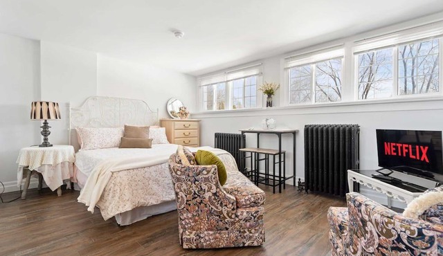 Private Studio apartment in Burlington - U5