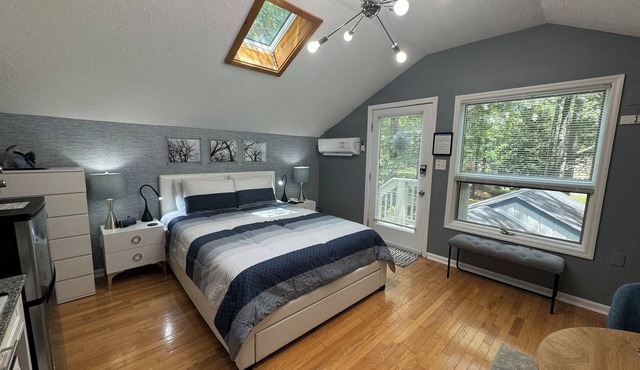 Private Studio Apartment with Treehouse Views - Deer Treehouse