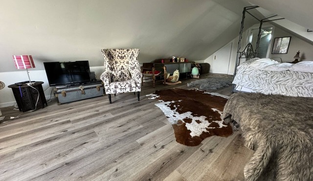 Private Studio in the middle of a 750 acres working Cattle Ranch