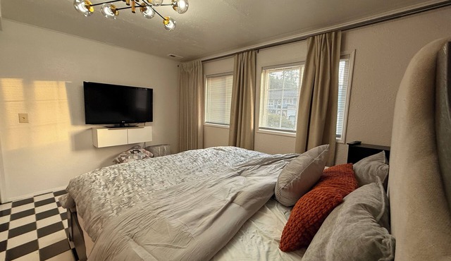 Private Studio Near SeaTac Airport with King Bed and Easy Transit