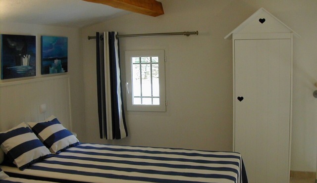 Private Studio Provencal villa located in lush greenery for 2 people.