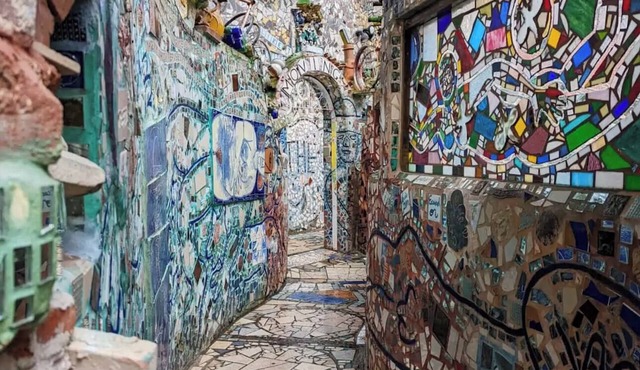 Private studio room with an ensuite bathroom in South Philly.