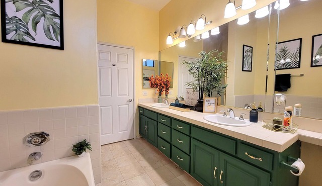 Private Studio suite by Beverly Hills w 2 Queen beds. 5 minutes to Rodeo Drive!