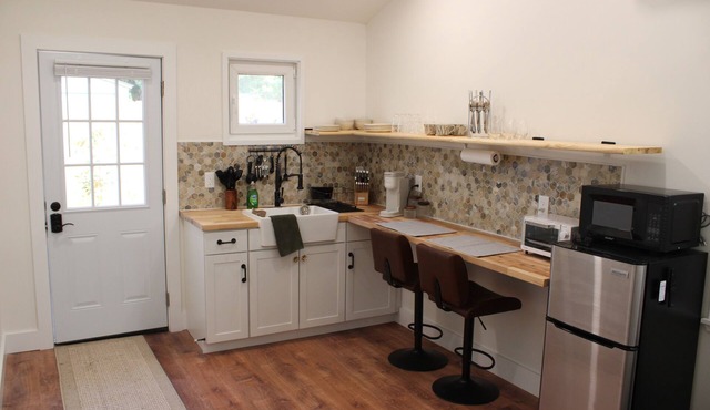 Private Studio Suite - 1 Bed 1 Bath 1 Futon 1 Kitchen