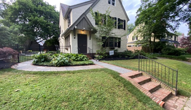 Private Studio walking distance to restaurants, night life, golf.