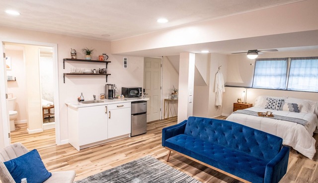 Private Studio with Kitchenette. Keyless Entry, Parking. Great for Extended Stay