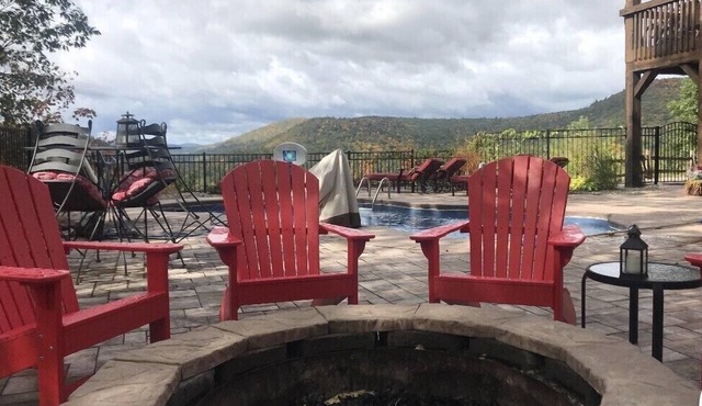 Private, Stunning Mtn apartment w/80F degree pool- pool open in summer