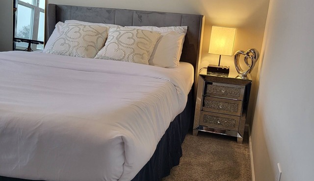 Private stylish Bedroom with a view! Bathroom and Free parking