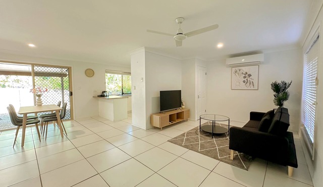 Private Suite 2 bedrooms with kitchen & livingroom