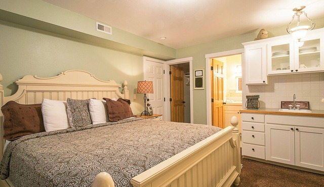 Private Suite, Hot Tub, Bikes, Fireplace, King Bed, stroll to easy beach access