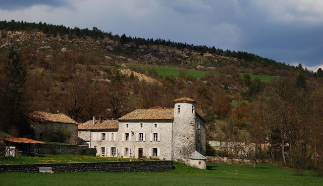 Private suite in 16th-century chateau. Drôme-Diois