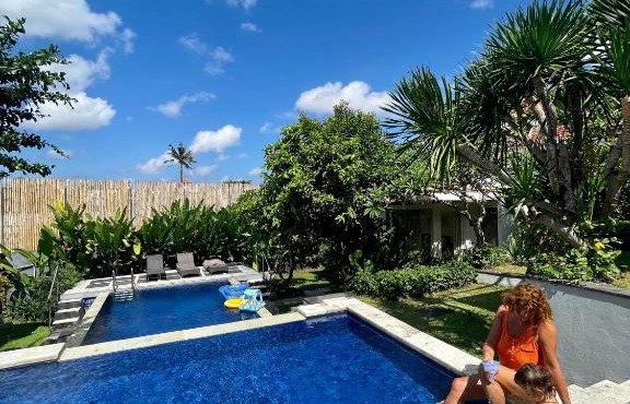 Private suite in a kids friendly big shared villa in Canggu