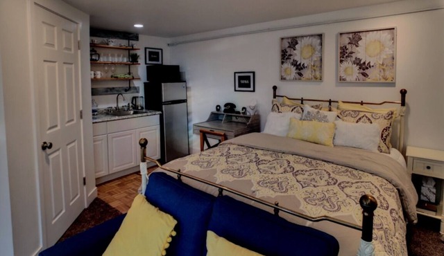 Private Suite in charming Olde Towne. Walking distance to everything fun in town