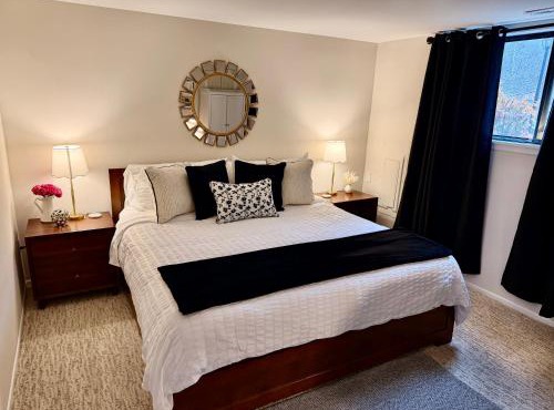 Private Suite in Columbia-King Bed