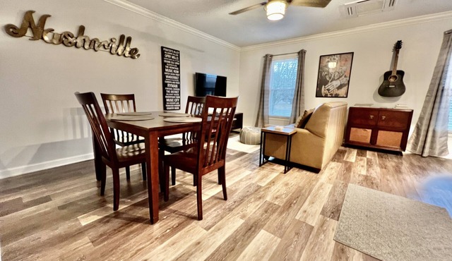 Private Suite in Peaceful Neighborhood and Just Minutes to Downtown Franklin!