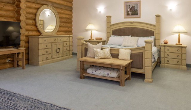 Private Suite in Rustic Cabin - Room 230