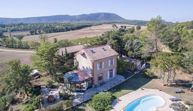 Private suite in the heart of Provence