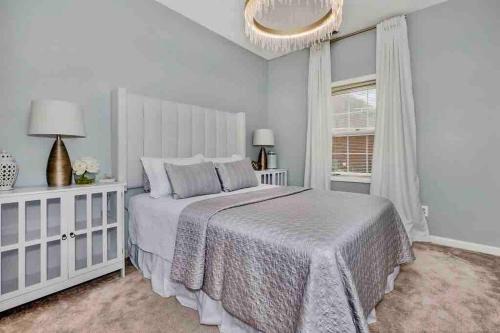 Private Suite in Upscale Neighborhood