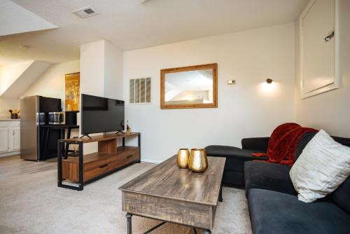 Private Suite Near It All - Prime Location