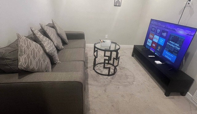 Private Suite – Private Entrance, Fast Wi‑Fi & Smart TV – Family & Pet‑Friendly