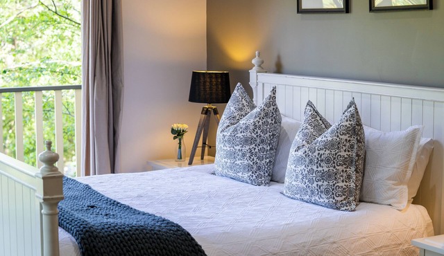 Private Suite, Spa, Double shower, log fire, rural views & farm animals