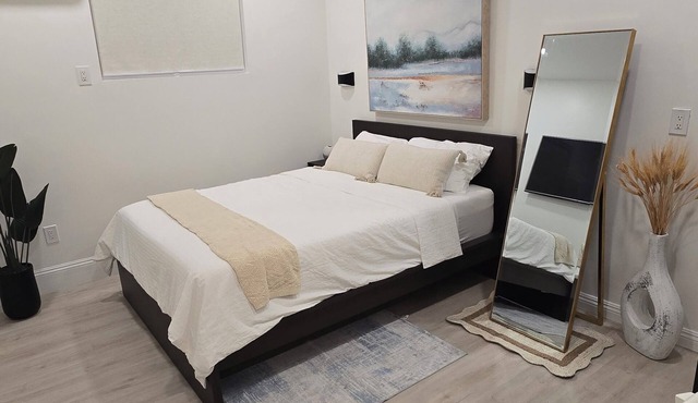 Private Suite w/Kitchen & Prkng/Near Disney & DTLA