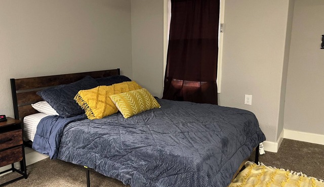 Private Suite w/Private Access in lovely Lee's Summit with WiFi, fitness room