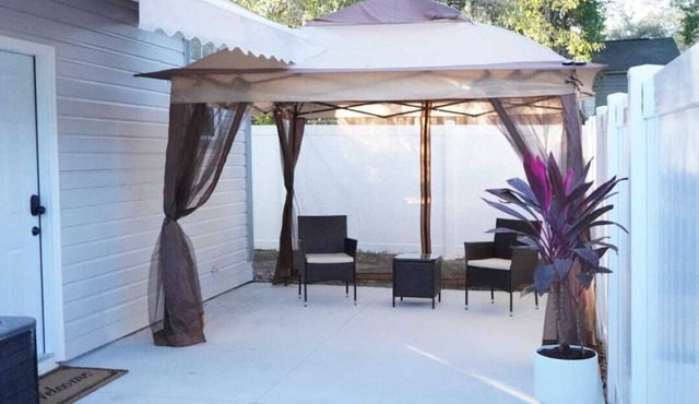 Private suite with separate entrance. Only 3 minutes from Busch Garden