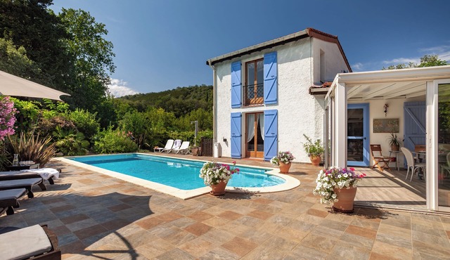 Private sunny villa with large heated pool, air-conditioning and river access.