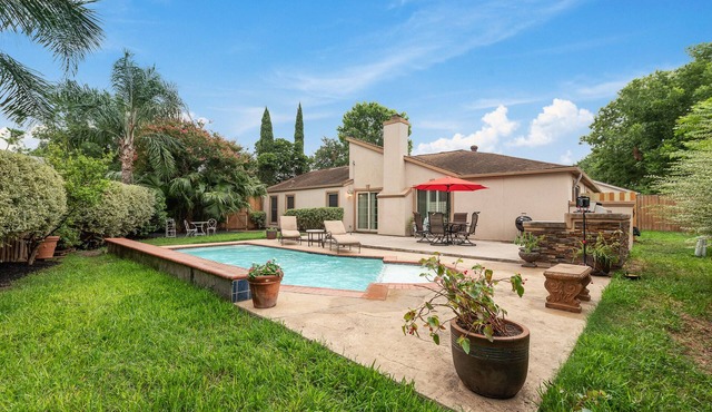 Private swimming pool and great house
