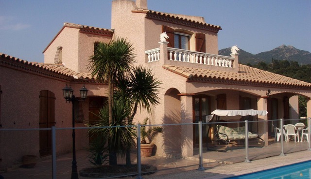 Private swimming pool and sleeps 7