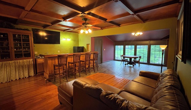 Private Tavern, 3 bedrooms, WiFi & AC within an 1800's Victorian