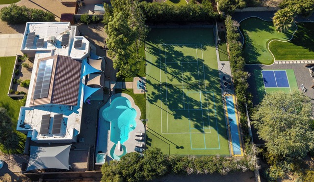 PRIVATE TENNIS + SEPARATE PICKLE COURT, HUGE HEAT POOL, SHUFFLEBOARD, PUTT GOLF!