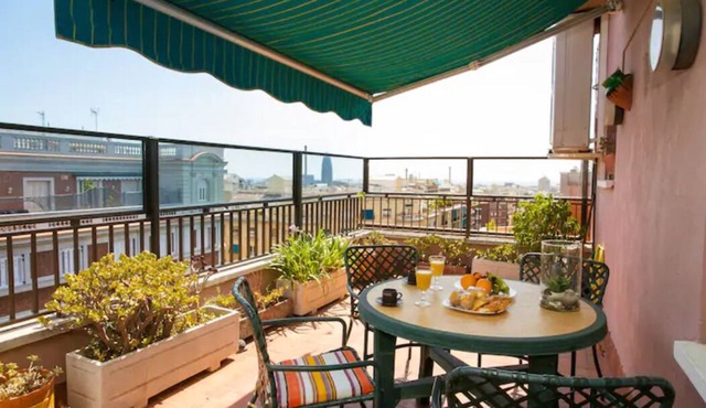 Private terrace overlooking Sagrada Familla in a quiet area