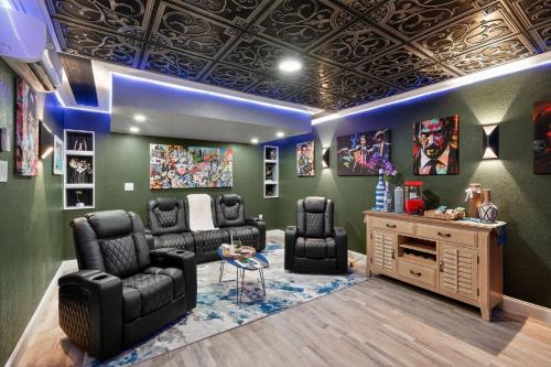 Private Theater Retreat Stylish 2BR 10min to Siesta Key