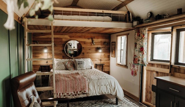 Private tiny cabin- 10 minutes from Dale Hollow Lake!