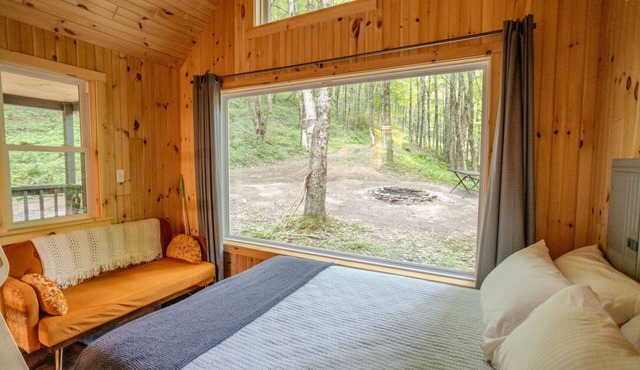 Private Tiny Cabin & Mountain Hiking!