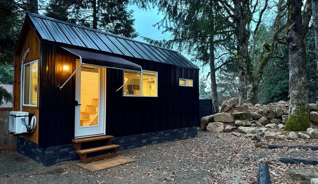 Private tiny home in adorable Underwood just minutes from Hood River bridge!