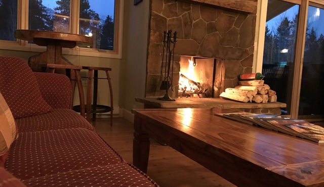 Private Top Corner Condo Just 5 mins to JH Ski Resort- Great Views + Deck & BBQ