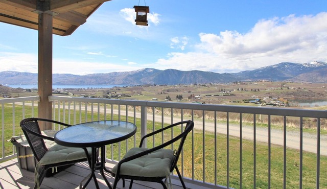 Private, top floor loft w/ views of the valley & two lakes - dogs ok!