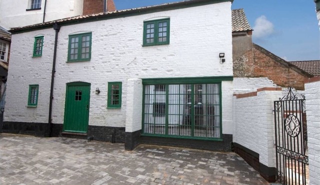 Private Town Centre Barn Full of original charm. Pet friendly!