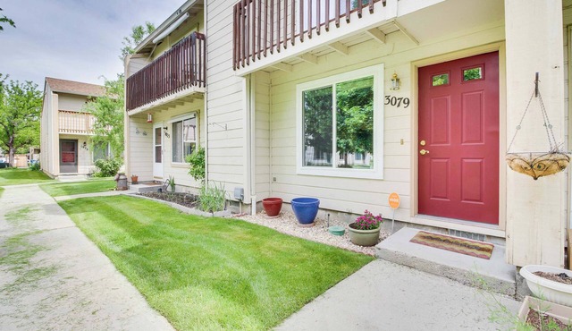 Private Townhome - Mountain Views & 2 Baths